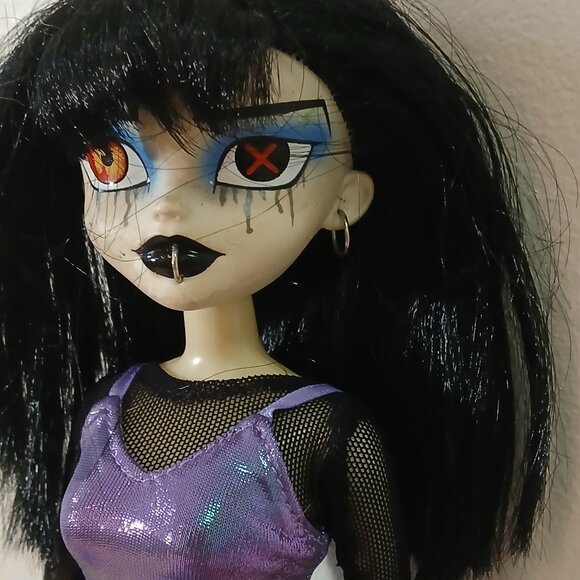 Goth fashion doll with accessories - Picture 2 of 6